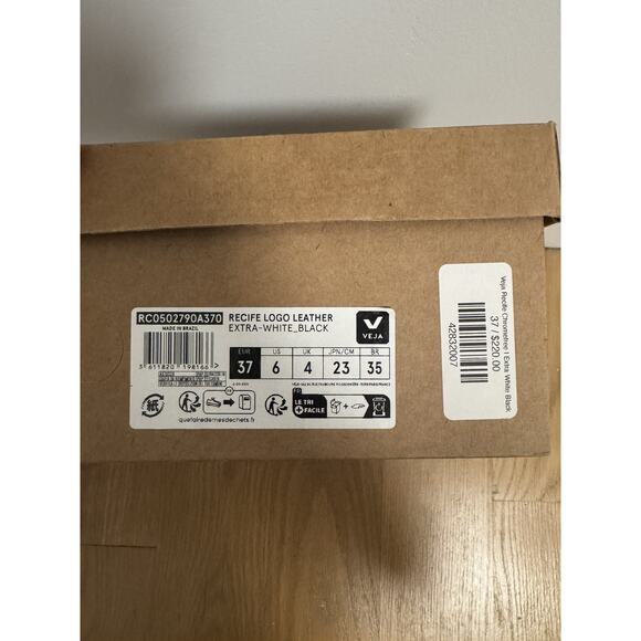 Veja Women Recife Logo Chromefree Leather Sneaker Extra White/Black Size US 6 - Picture 8 of 10